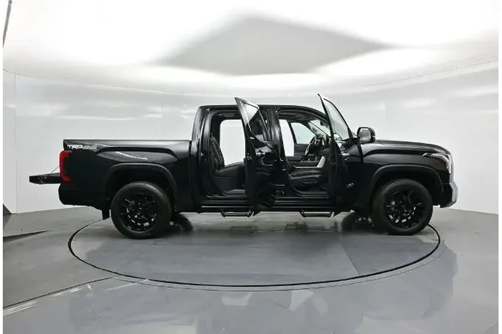 $32000 : Nissan Titan 2019 4x4 S 4dr image 4