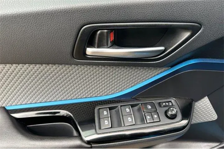 $15777 : Toyota C-HR 2019 LE 4dr Cros image 8