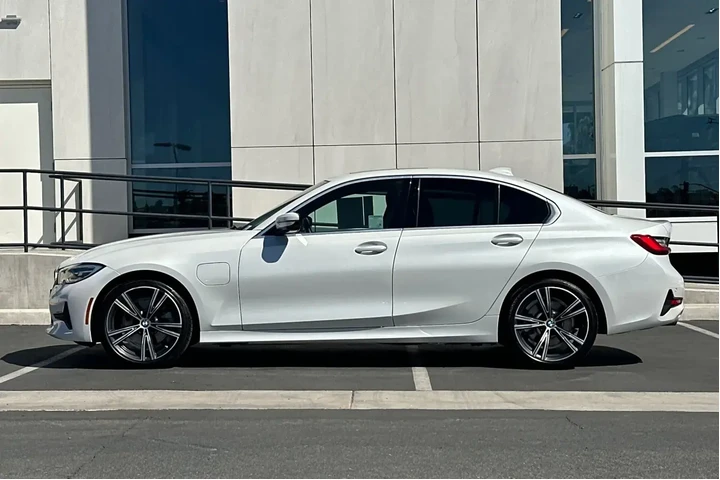 $28400 : BMW 3 Series 2021 330e 4dr S image 6