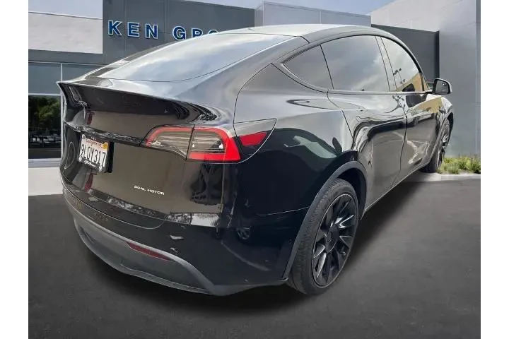 $29653 : Tesla Model Y 2021 AWD Long image 2