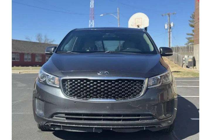 $7999 : 2017 Sedona LX image 3