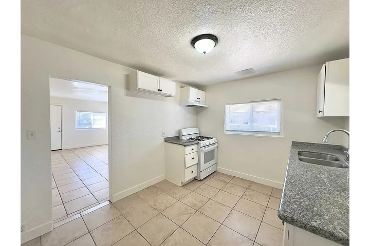 $980 : modern Cute 2 Bedroom image 3