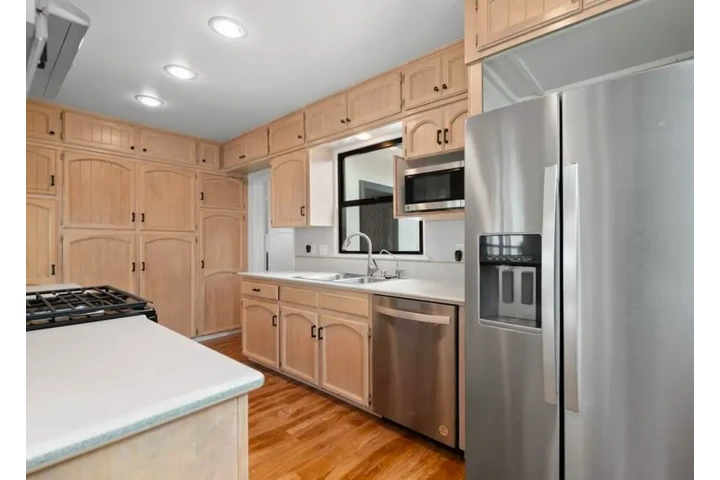 $2455 : 3 Bedroom in Vermont Ave, LA image 4