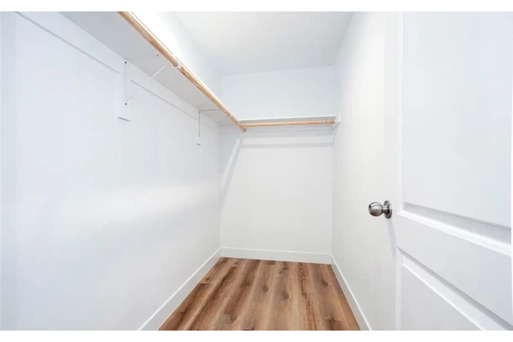 $1895 : 2 Bedroom Apartment in LA image 6