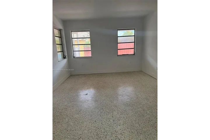 $800 : Beautiful Home..Miami image 4