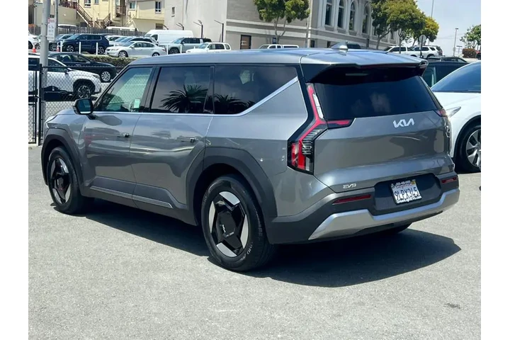 $35200 : 2024 EV9 Light Standard RWD image 7