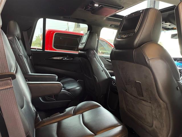 2017 Escalade 2WD 4dr Platinum image 10