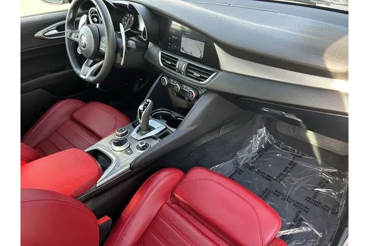 $25689 : Alfa Romeo Giulia 2022 Ti 4d image 8