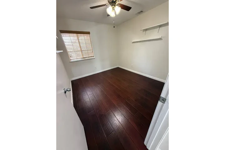$1500 : Welcome to this stunning 3-bed image 5