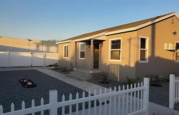 $2250 : HERMOSA CASA🏡EN Bellflower,CA image 1