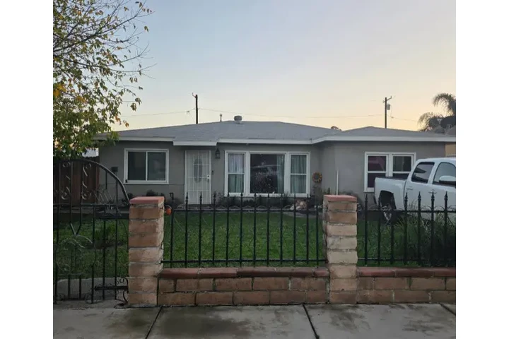 CASA DE 4 RECS. EN COLTON image 1