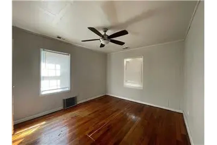 $1200 : Rental property with 1 bedro image 5