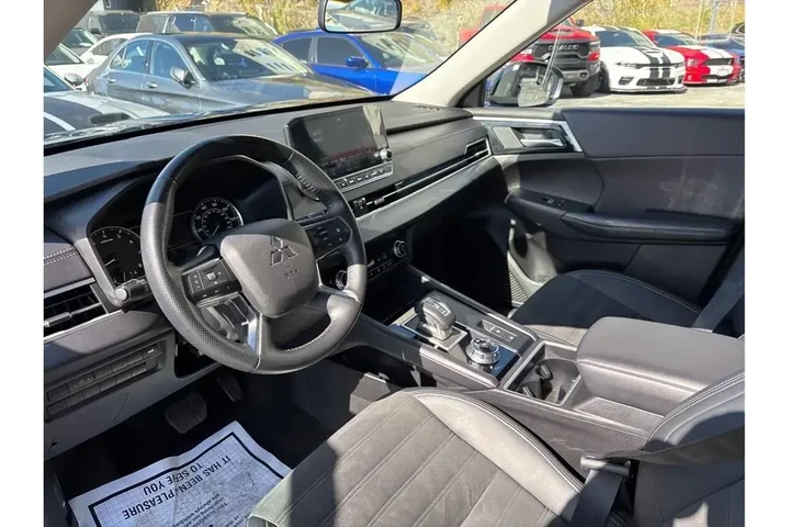 $27088 : Mitsubishi Outlander 2024 SE image 8