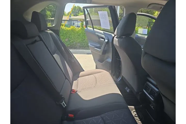 $31995 : Toyota RAV4 2023 AWD XLE 4dr image 10