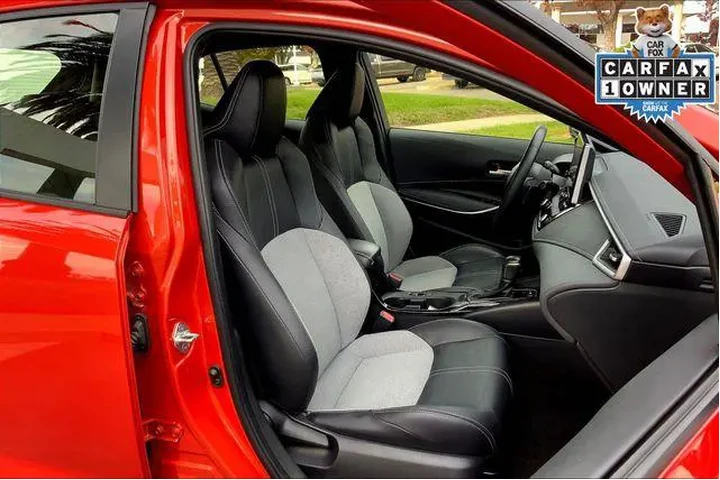 $25307 : Toyota Corolla Hatchback 202 image 7