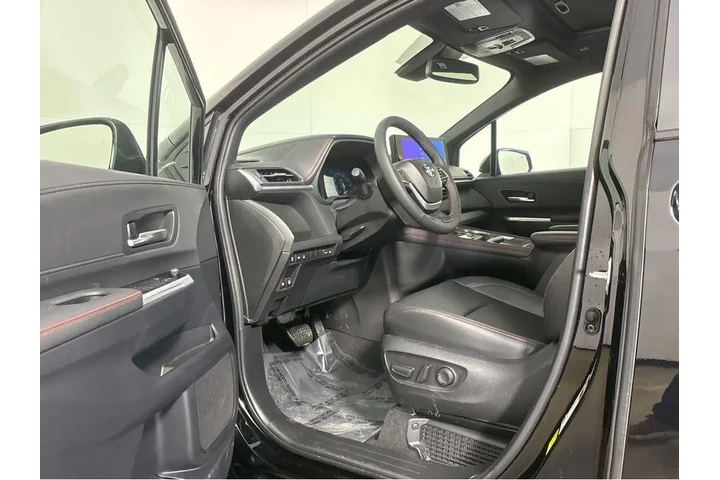 $52989 : Gold Certified2025 Sienna XSE image 2