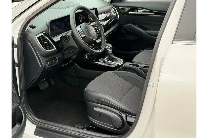 $21588 : Kia Seltos 2024 S 4dr SUV image 10