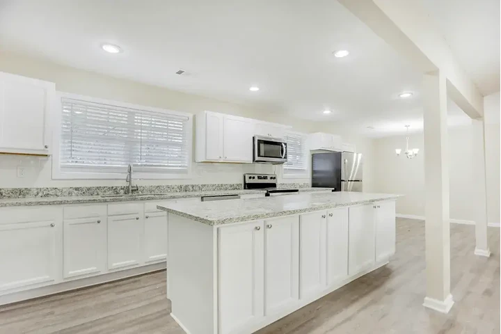 $1245 : Your Dream Apartment Available image 1