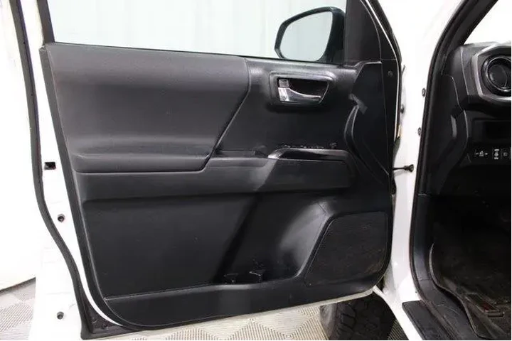 $26977 : Toyota Tacoma 2019 4x4 TRD P image 6