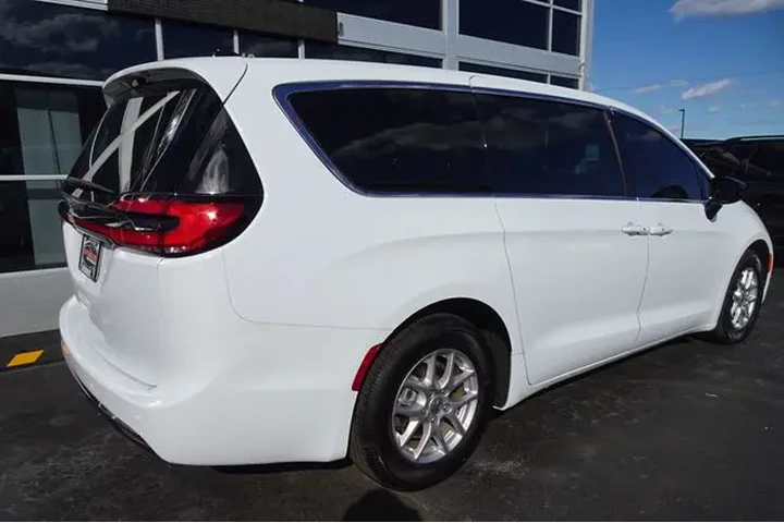 $26990 : 2024 Pacifica image 8