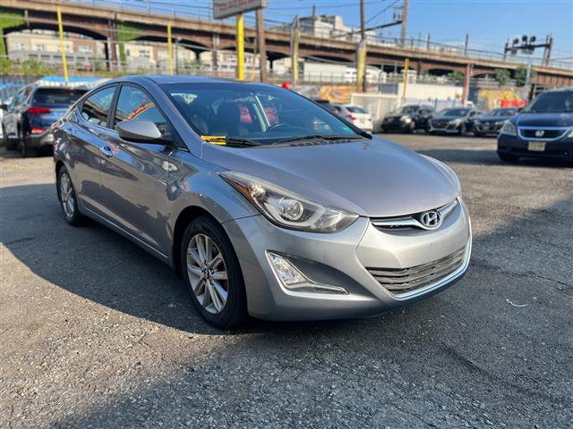 2015 Elantra SE image 1