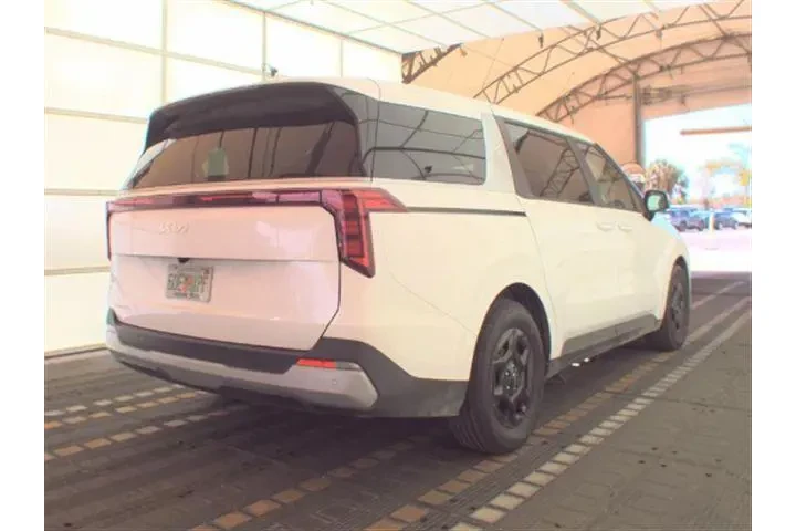 $33060 : Kia Carnival 2025 LX 4dr Min image 2