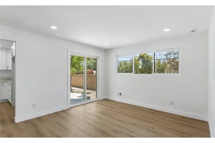 $1050 : beautiful newly remodeled home image 4