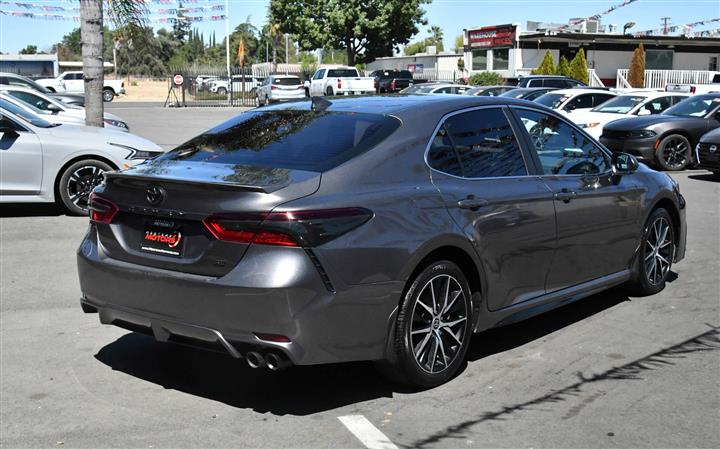 $23548 : Camry SE Sedan 4D image 8