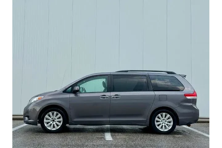 $7812 : Toyota Sienna 2014 AWD XLE 7 image 2