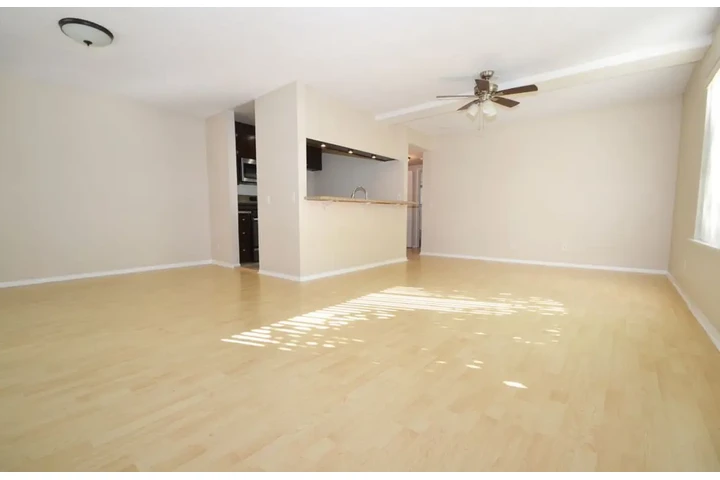 $1400 : 1Bed 1Bath & Studio Apt in, LA image 3