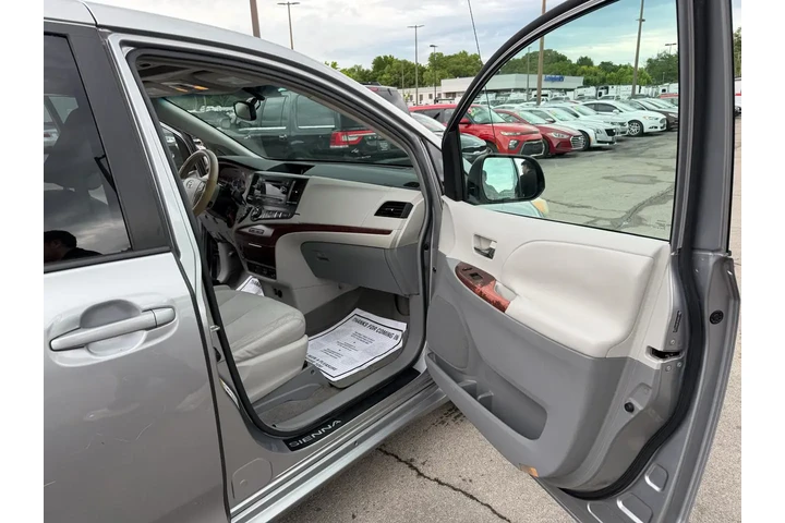 $5980 : 2011 Sienna XLE image 8