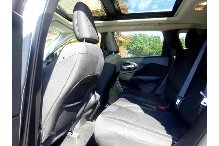 $7900 : 2015 Cherokee 4WD 4dr Latitude image 9