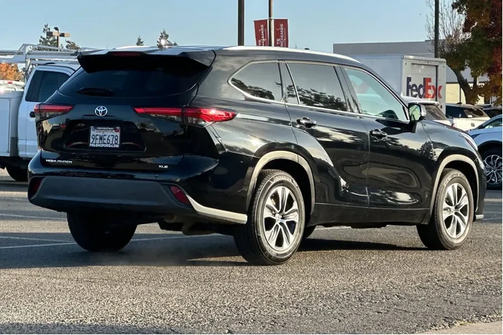 $24604 : Toyota Highlander 2021 XLE 4 image 2