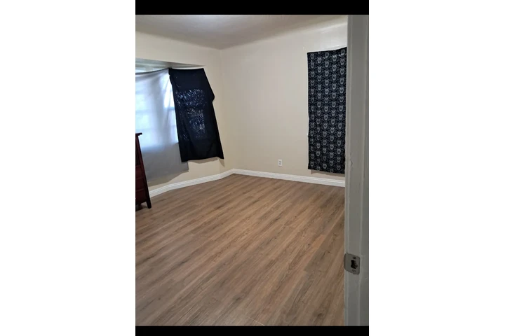 $1200 : Cuarto en renta image 3