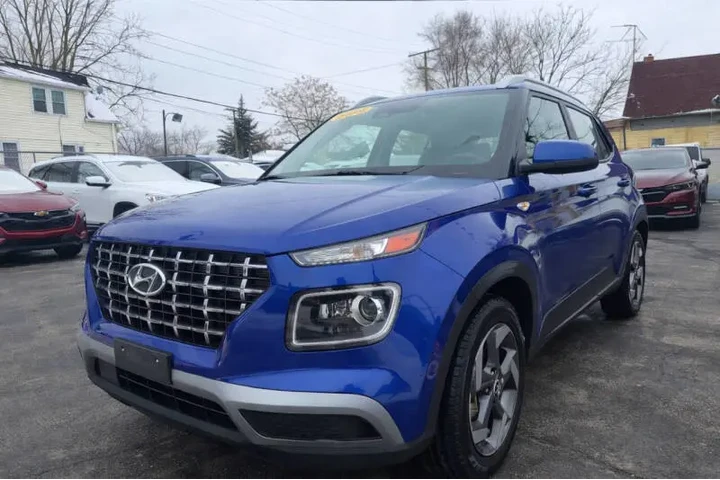 $18995 : 2023 Venue Limited image 4