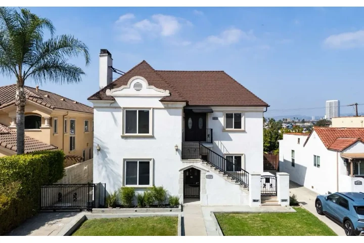 $1900 : 2 Bedroom Apt in James M Wood image 1