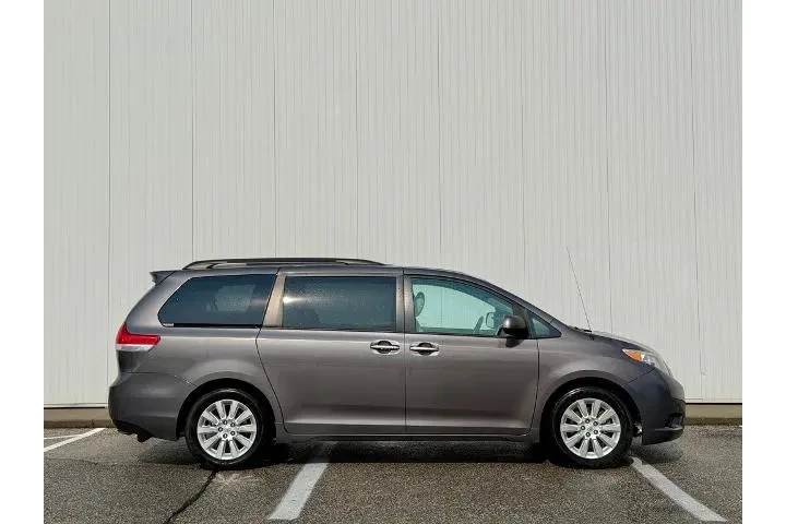 $7812 : Toyota Sienna 2014 AWD XLE 7 image 6