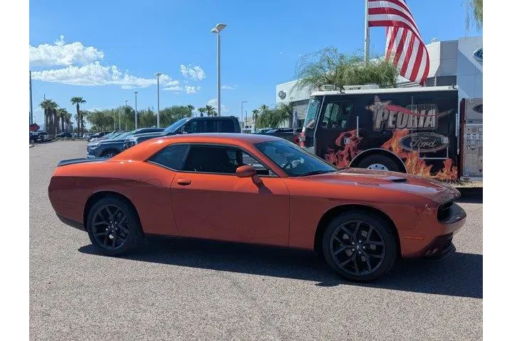 Dodge Challenger 2022 SXT 2d image 8