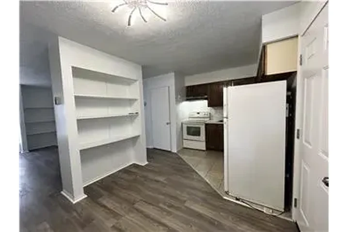 $550 : Rental property with 2 bedro image 6