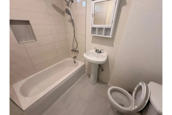 $800 : Beautiful ..Fontana, CA image 5