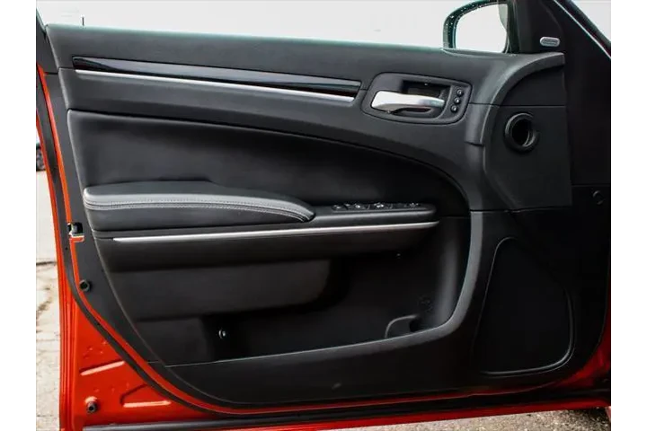 $31990 : Chrysler 300 2021 S V8 4dr S image 8