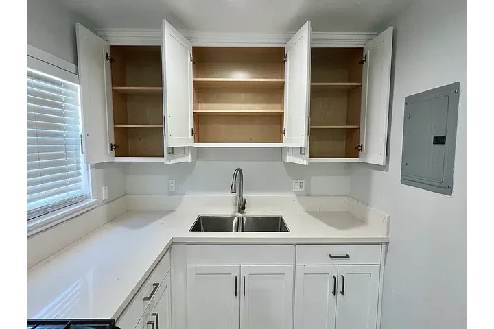 $1050 : One bedroom room decent apartm image 10