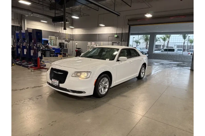 $28998 : Chrysler 300 2023 Touring 4d image 3