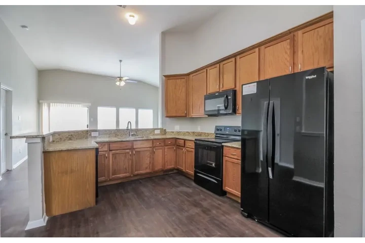 $1450 : 3 Bedroom Home in Dallas TX image 5