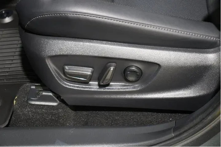 $38959 : Toyota Crown 2025 AWD Limite image 5