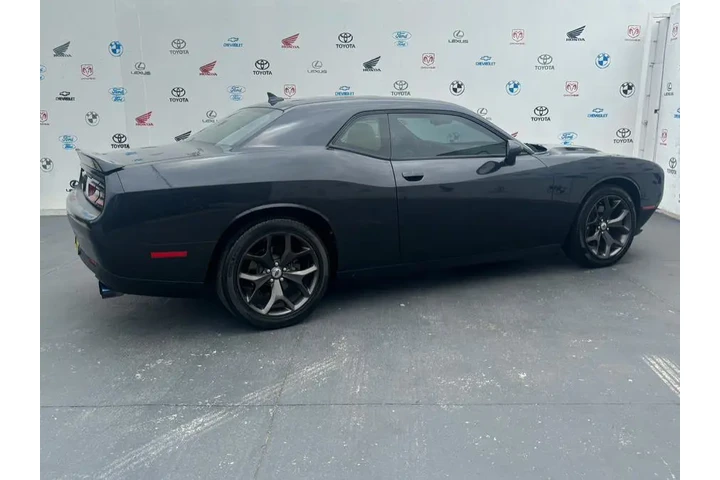 $22995 : 2018 Challenger SXT Plus RWD image 2