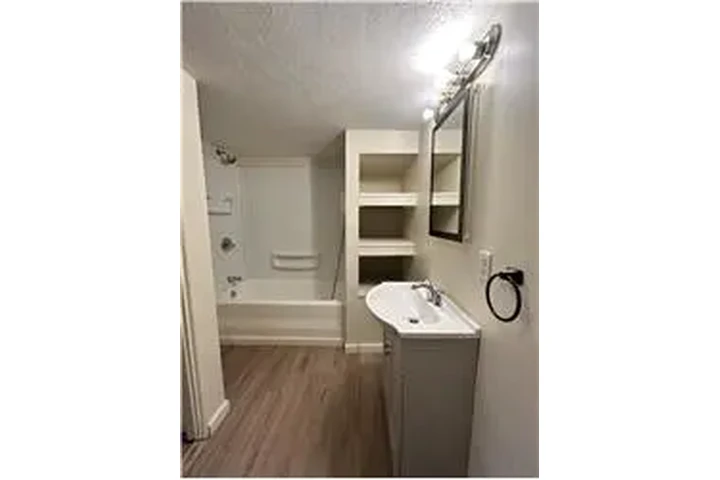 $525 : Rental property with 1 bedro image 6