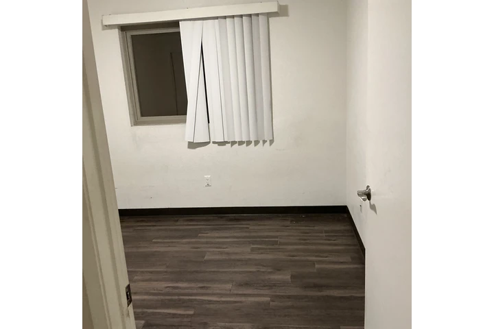 $900 : Rento Recámara- Los Angeles image 4