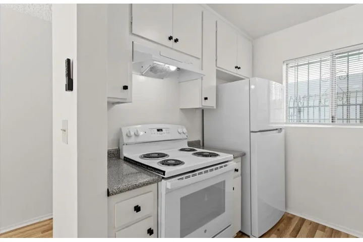 $1540 : 1 Bedroom 1 Bath Apt in Carson image 4