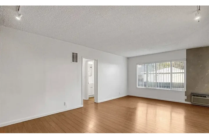 $5400 : ADORABLE SINGLE FAMILY HOME image 1